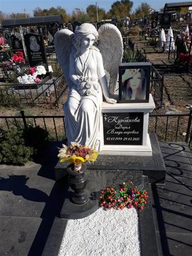 Белый ангел с крыльями на детскую могилу фото