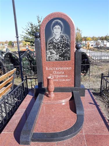 Элитный памятник из красного гранита женщине на могилу фото