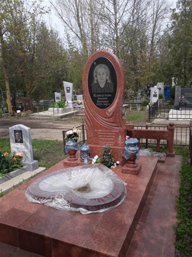 Монумент из красного Украинского камня с папирусом на стеле фото