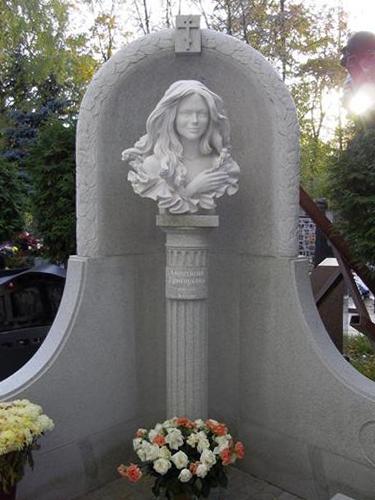 Монумент на могилу девушке в виде бюста фото