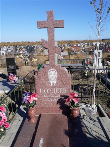 Надгробие из красного гранита с православным крестом фото