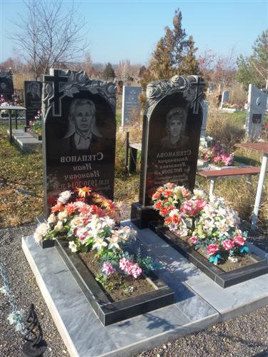 Надгробие на две могилы с розами фото