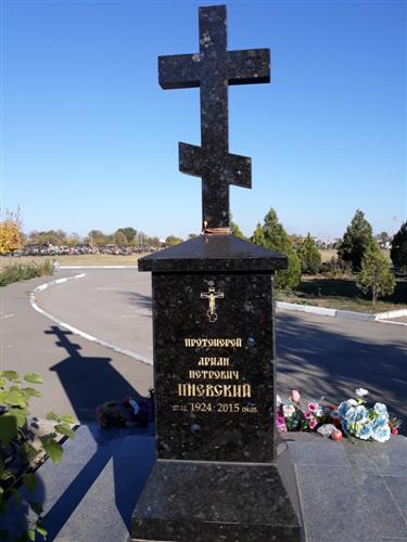 Памятник из черного гранита с православным крестом фото