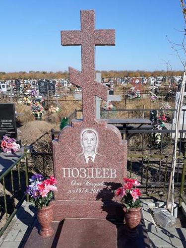 Памятник в виде креста из коричневого гранита с вазами фото