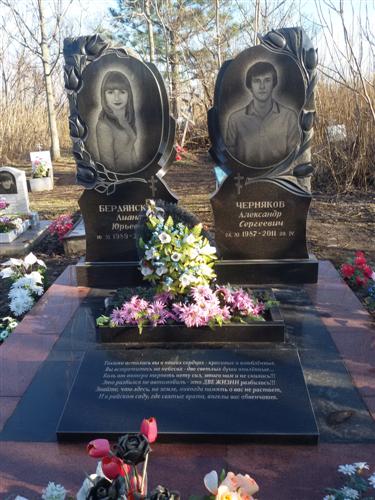 Семейный гранитный памятник с розами и тюльпанами фото