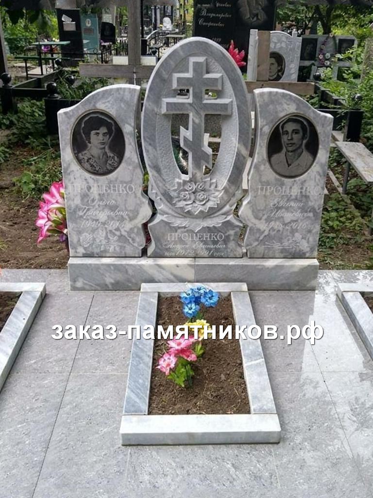 Семейный памятник из мрамора с крестом и розами фото