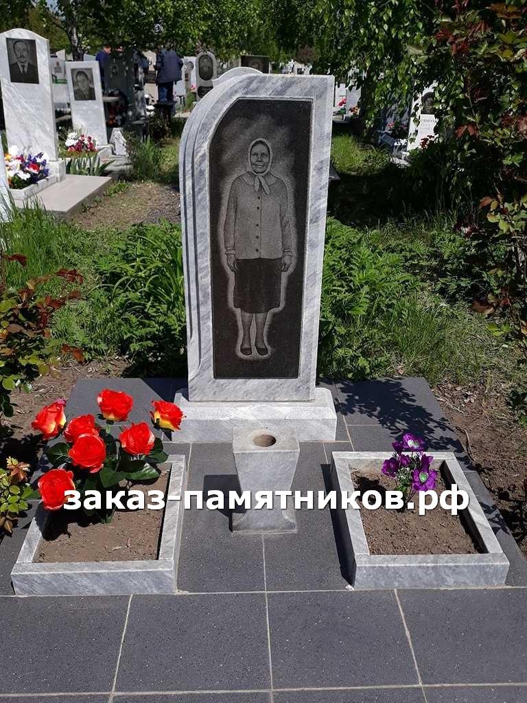 Мраморный памятник бабушке с двумя цветниками фото