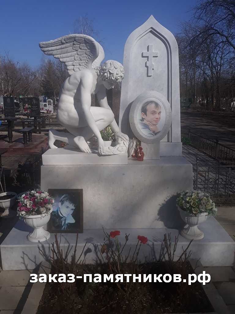 Ангел из белого мрамора на мемориале фото