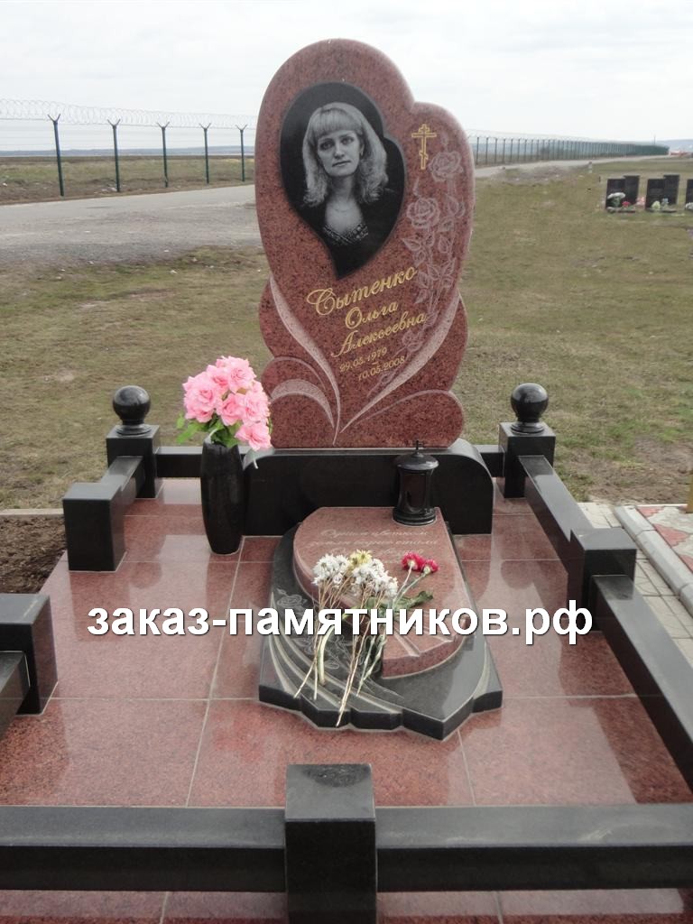 Памятник девушке из лезниковского гранита в виде сердца фото