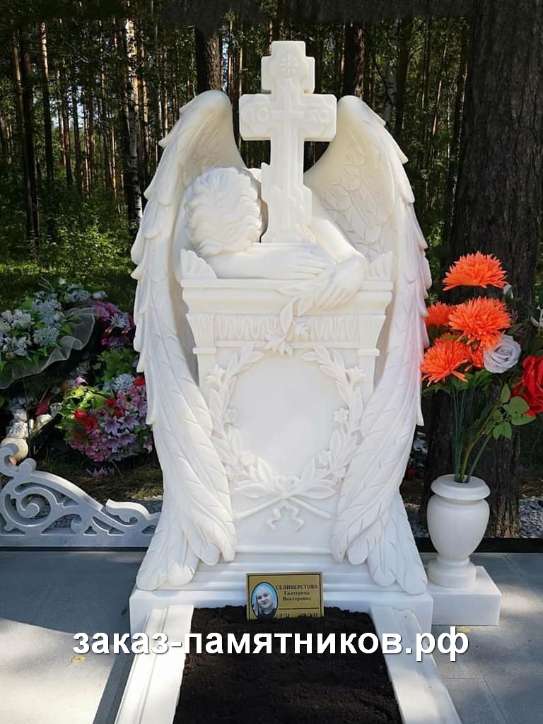 Скорбящий ангел из белого мрамора с крестом фото