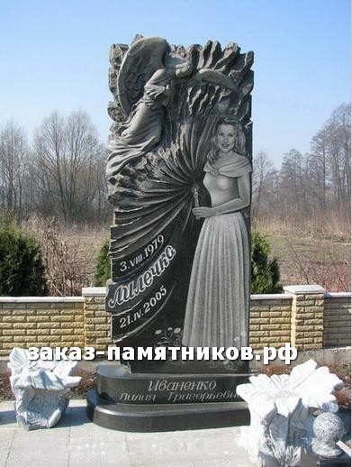 Памятник с портретом во весь рост и ангелом над головой фото