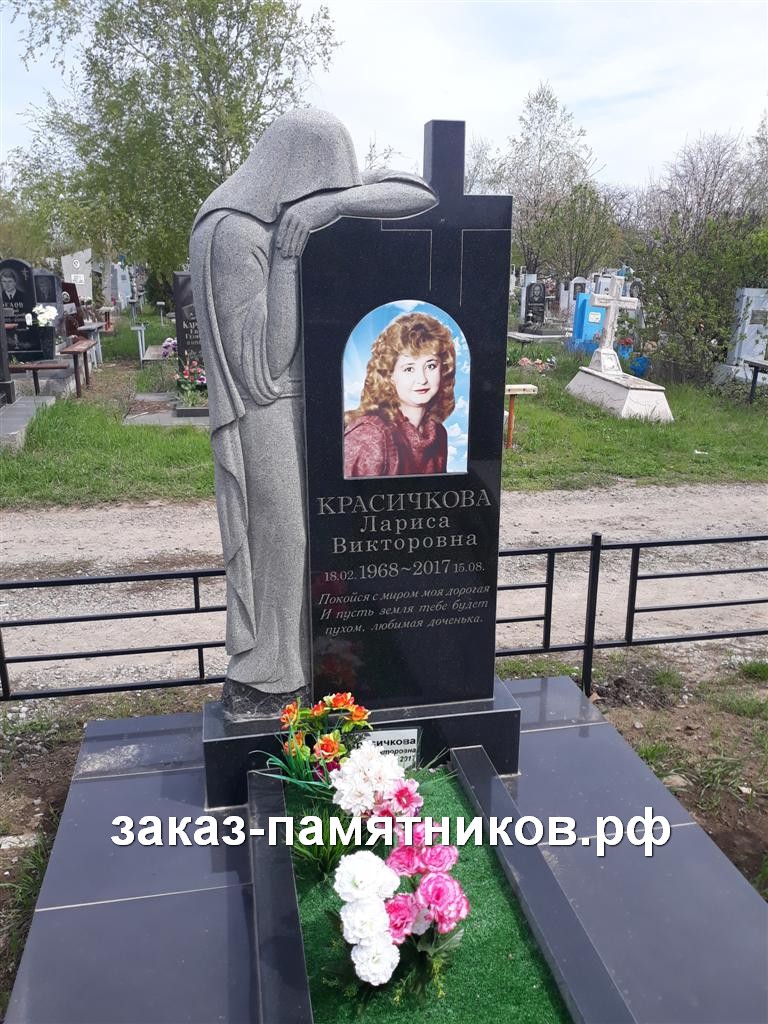 Памятник из гранита со скорбящей женщиной и цветным портретом фото