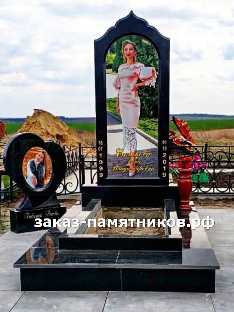 Памятник девушке с цветным портретом на сердце фото