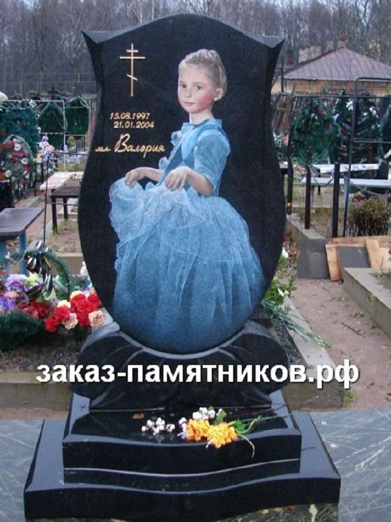 Памятник из черного гранита девочке с цветным портретом фото