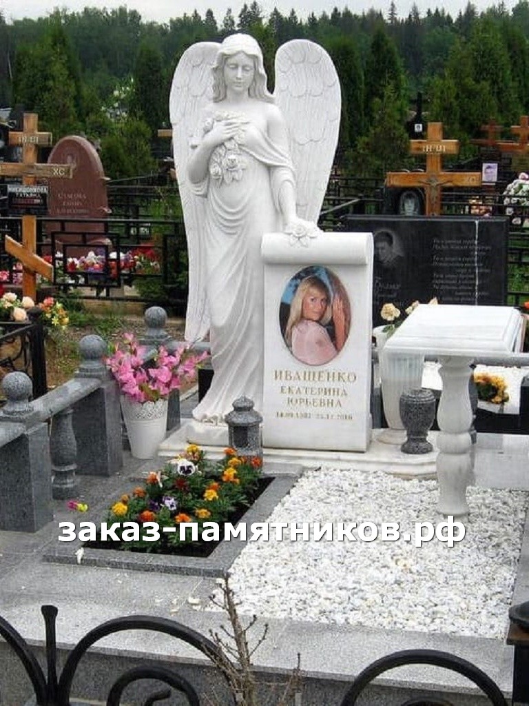 Мемориальный комплекс дочери с белым ангелом фото