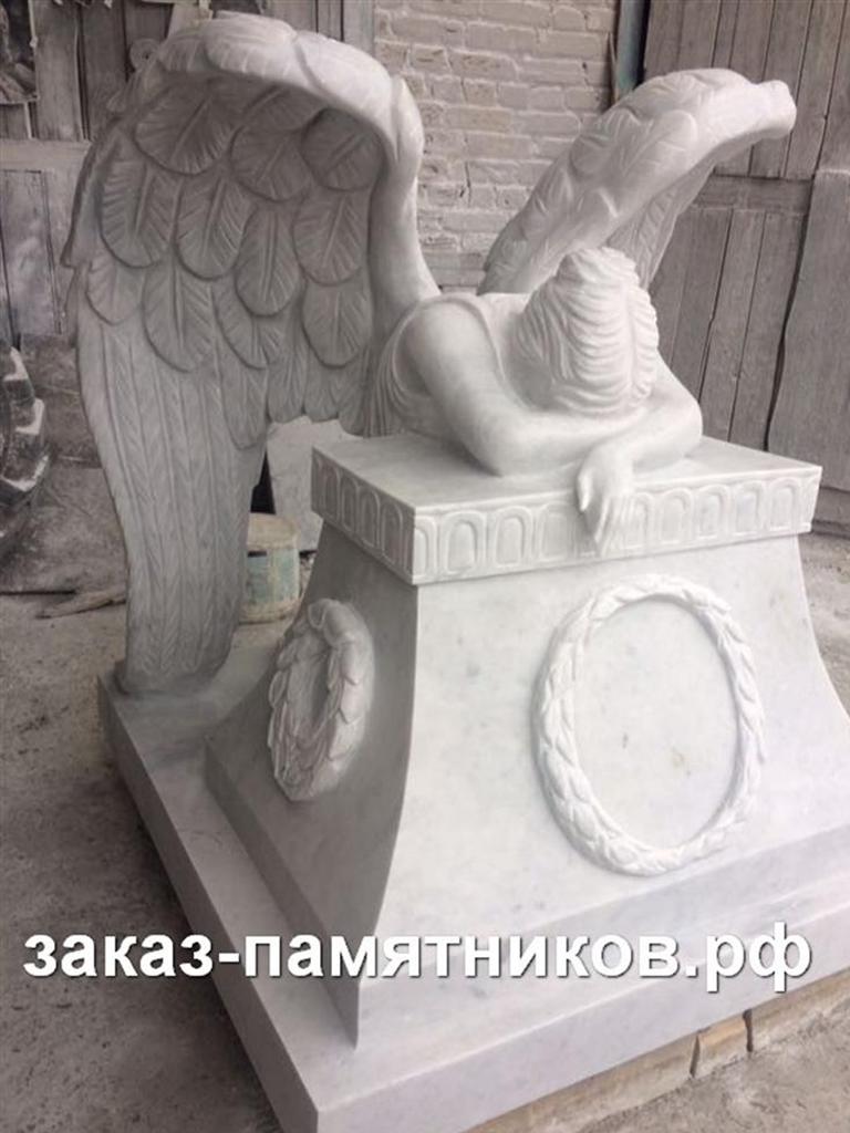 Скульптура скорбящего ангела из белого мрамора фото