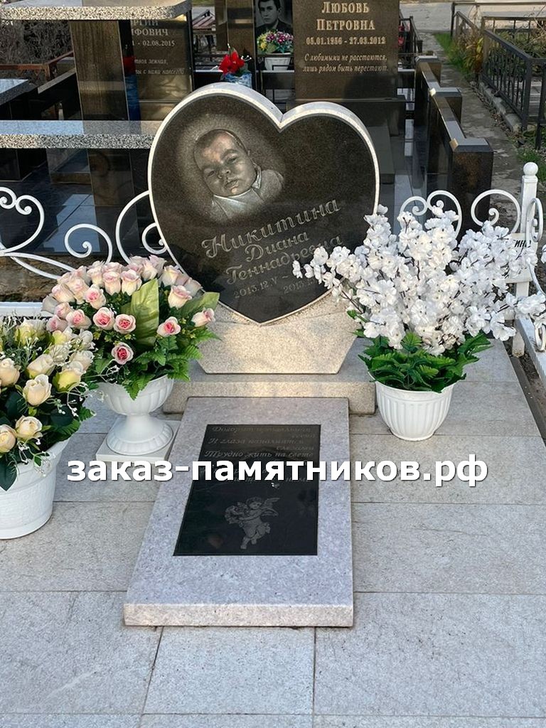 Надгробный белый памятник младенцу в форме сердца фото