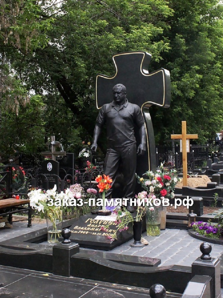 Композиция на могилу из гранита мужчины в полный с крестом фото