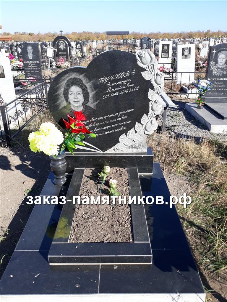 Памятник из гранита женщине в виде сердца с резными розами фото