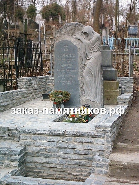 Памятник из камня в виде глыбы со скорбящей матерью фото