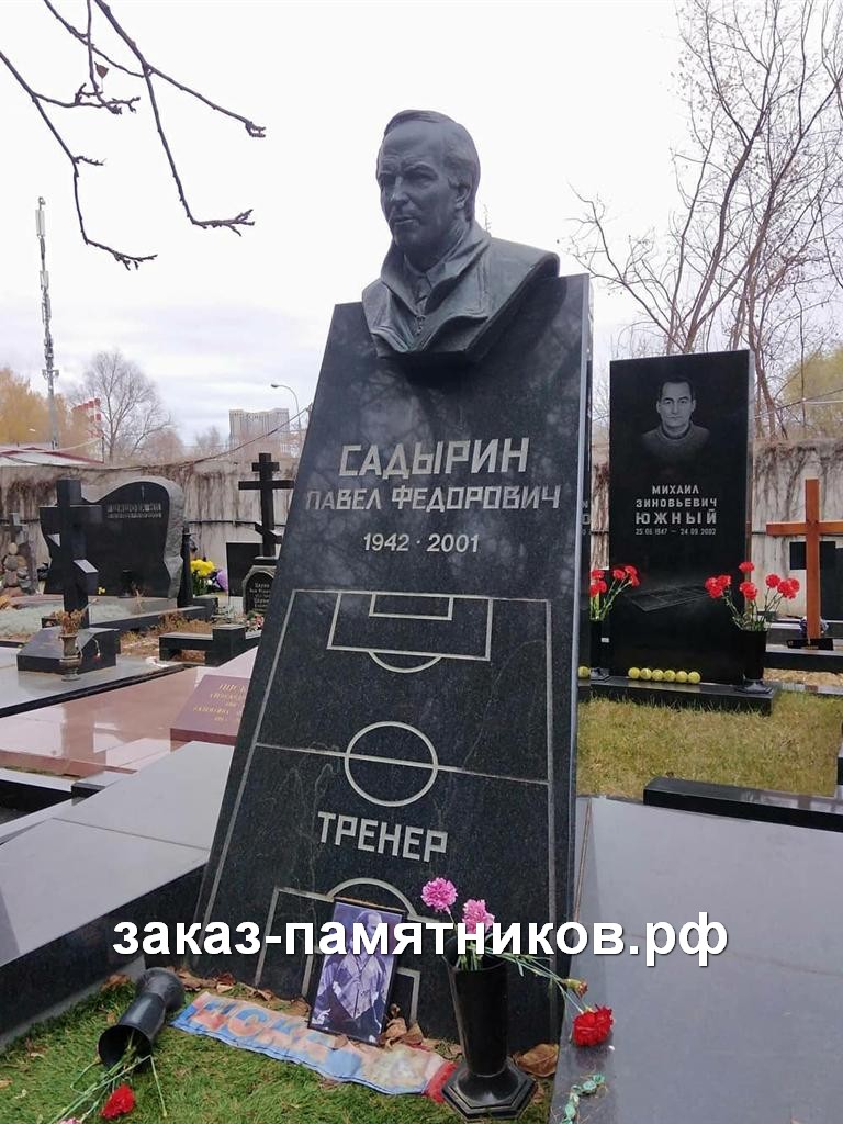 Памятник с бюстом тренеру по футболу фото