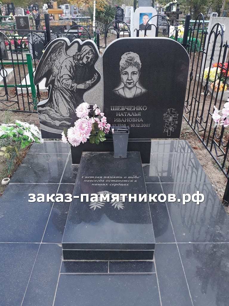 Надгробный памятник из черного гранита с гравировкой ангела фото
