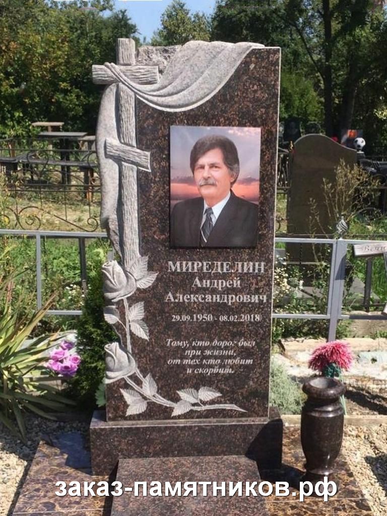 Памятник из дымовского гранита с крестом и розами фото