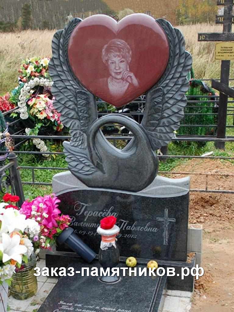 Памятник из гранита в виде лебедя с красным сердцем фото