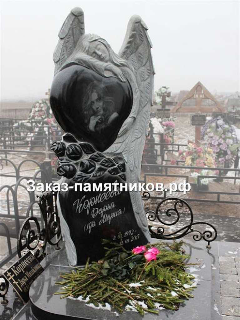 Памятник сердце с ангелом из черного гранита фото