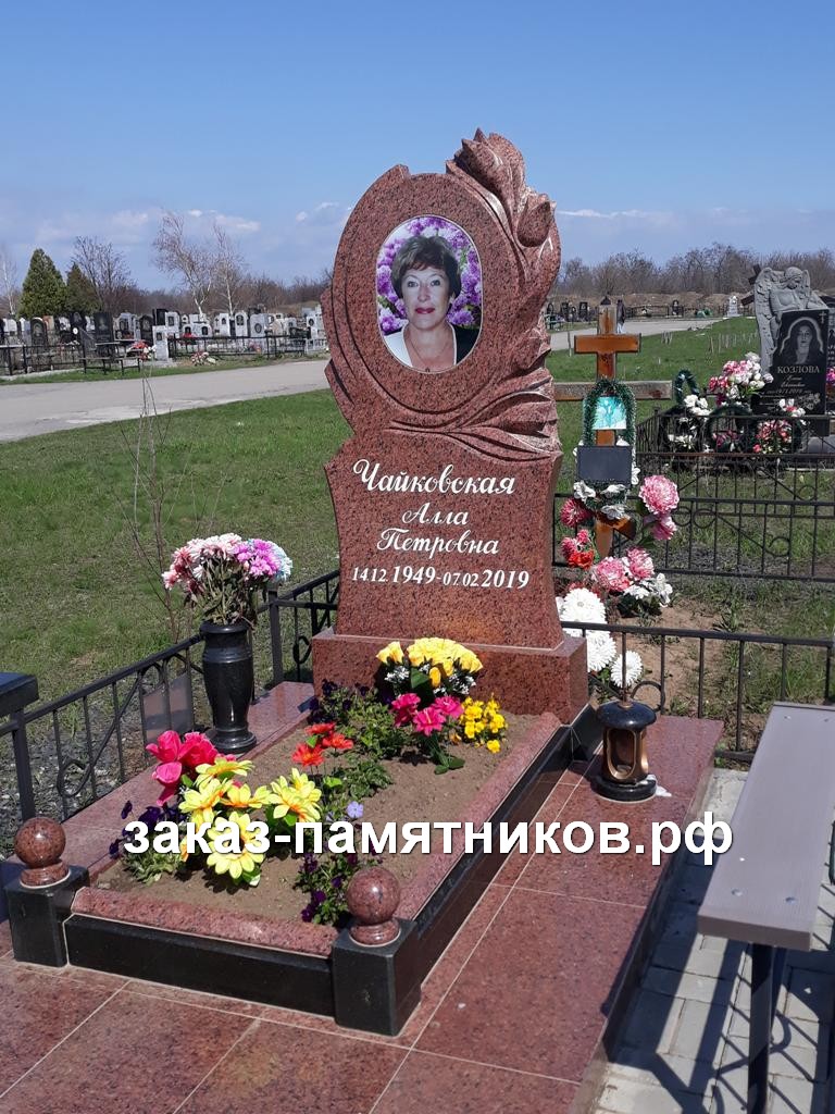Памятник из красного гранита с розами и цветным портретом фото