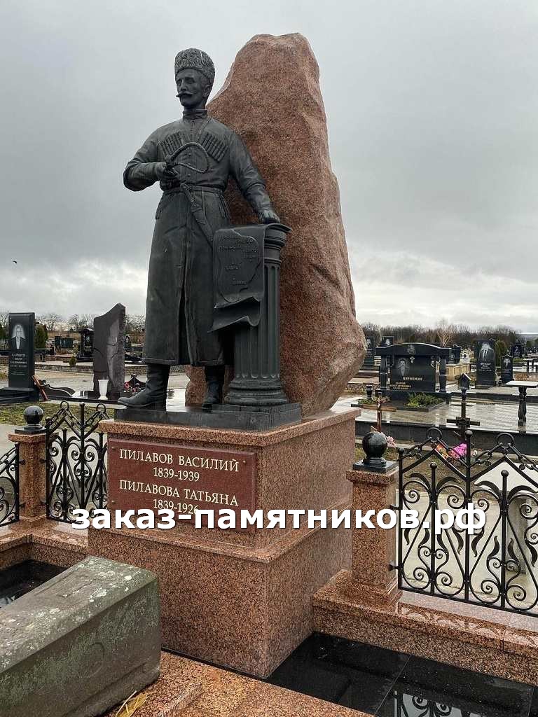 Скульптура казака с красным гранитным валуном фото