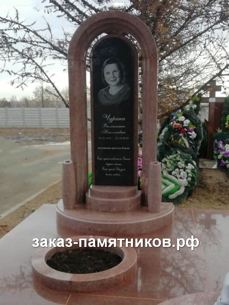 Мемориал из красного гранита с круглым цветником фото