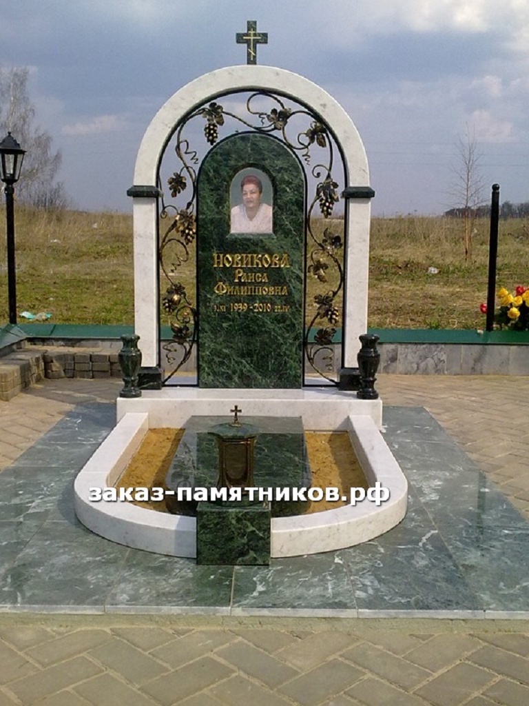 Надгробный комплекс из белого мрамора и зеленого гранита фото