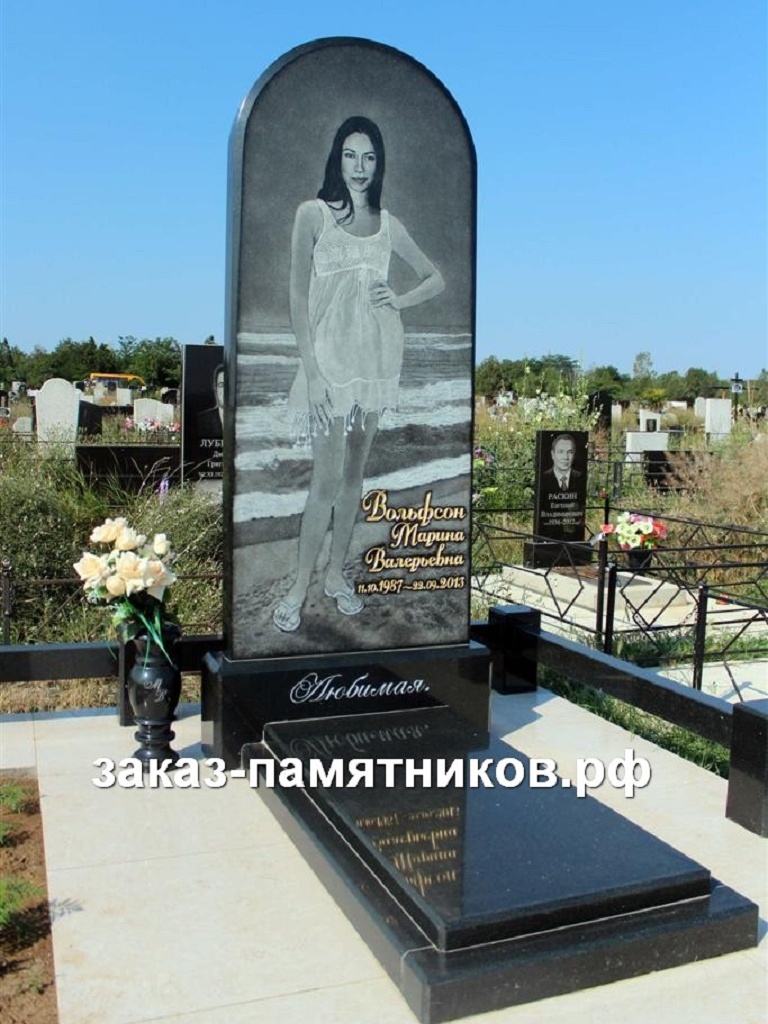 Памятник девушке из гранита с портретом в полный рост фото
