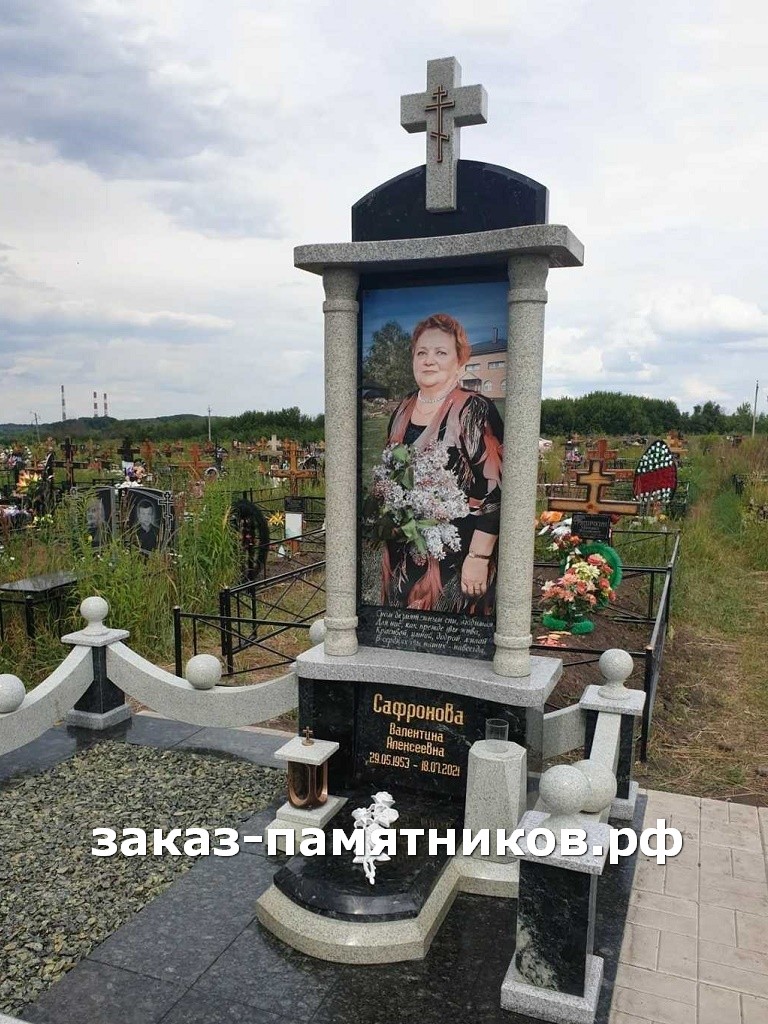 Гранитный мемориал женщине с крестом и цветным портретом фото