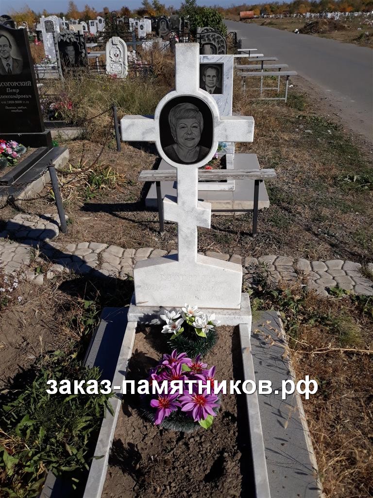 Мраморный памятник в виде православного креста с цветником фото