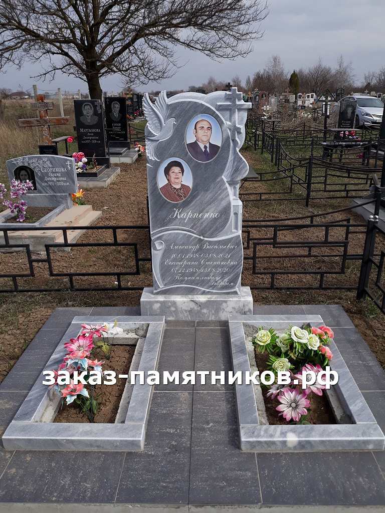 Памятник из серого мрамора с двумя цветниками фото
