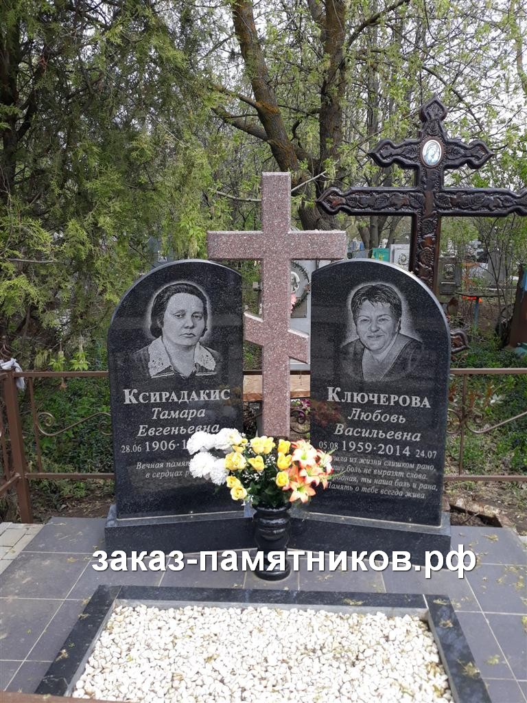 Памятник двум женщинам из гранита с крестом посередине фото