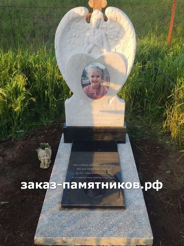 Памятник девочке из белого мрамора и черного гранита фото