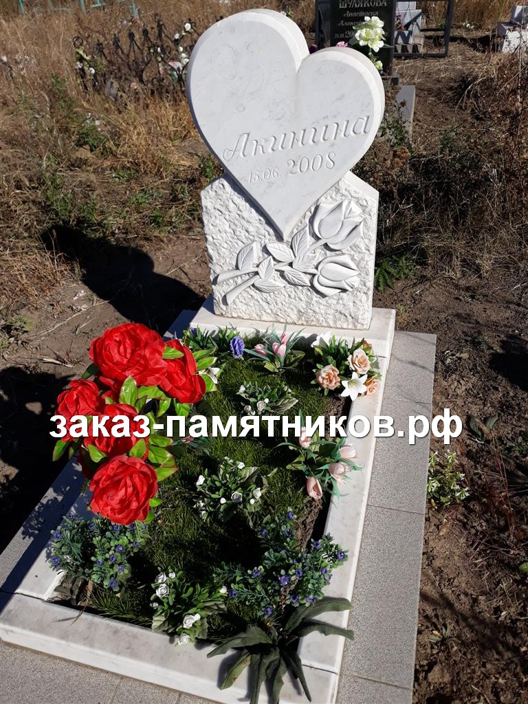 Мраморный памятник ребенку в виде сердца с двумя розами фото
