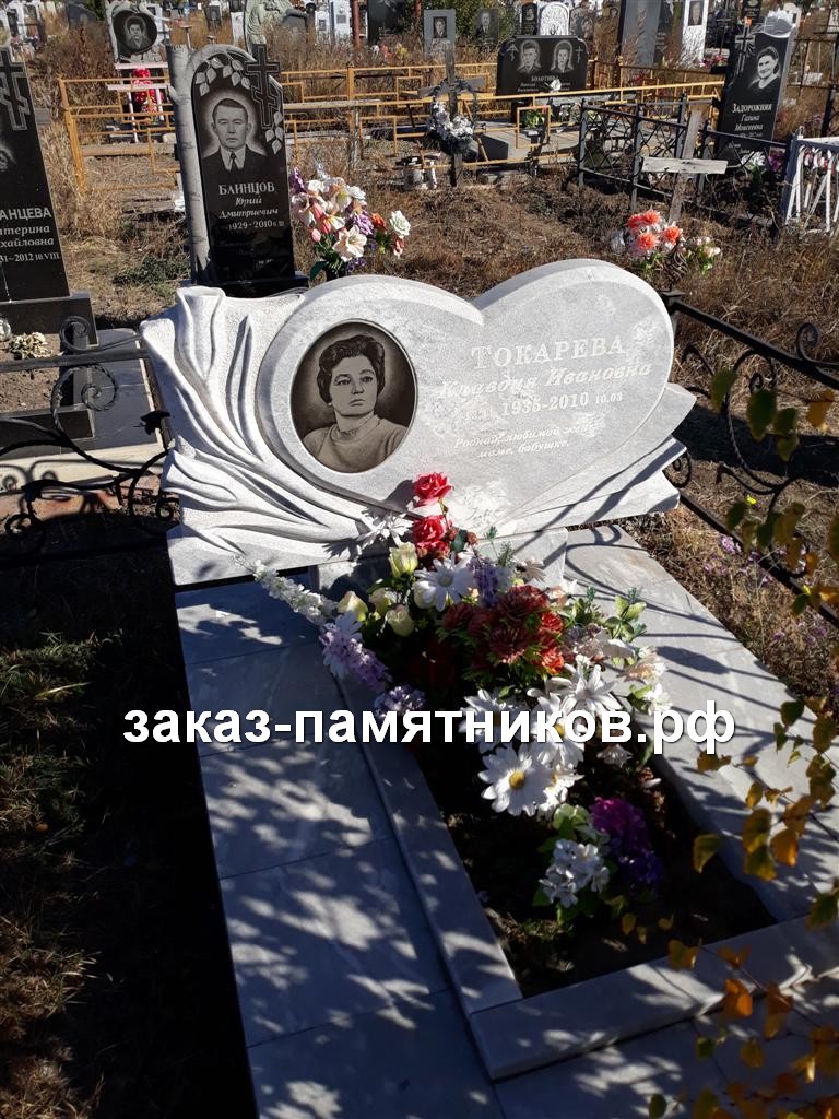 Мраморный памятник в виде сердца с тюльпанами фото