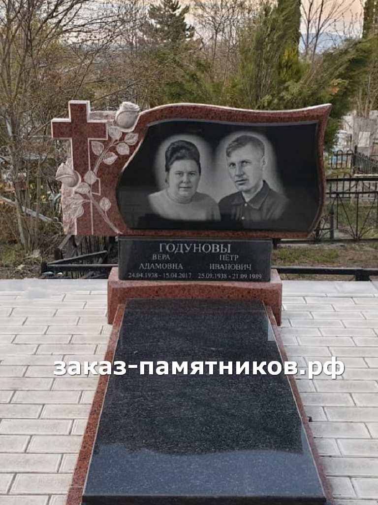 Памятник мужу и жене из коричневого и черного гранита фото