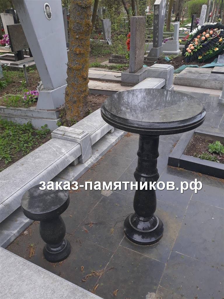 Круглый стол с табуреткой из черного гранита на могилу 27 фото