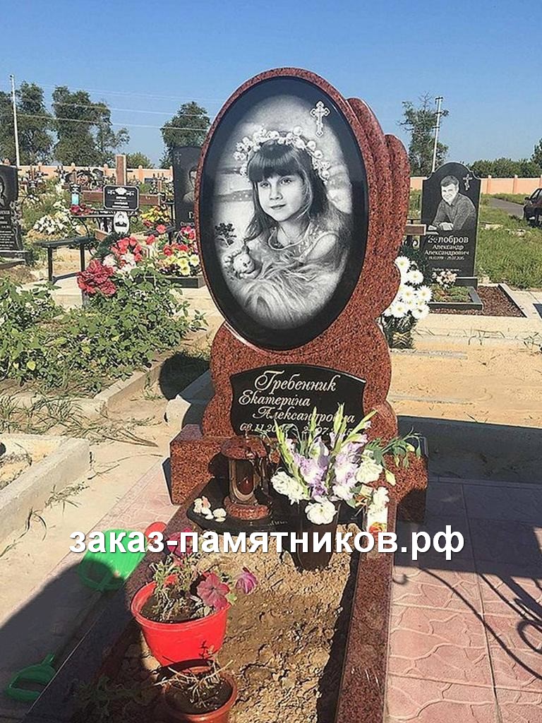 Памятник девочке из красного гранита овальной формы фото