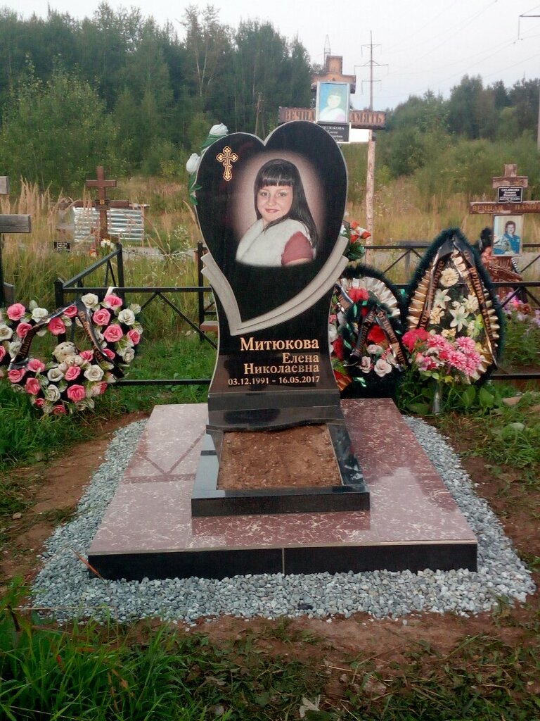 Памятник из гранита в виде сердца с цветным портретом фото
