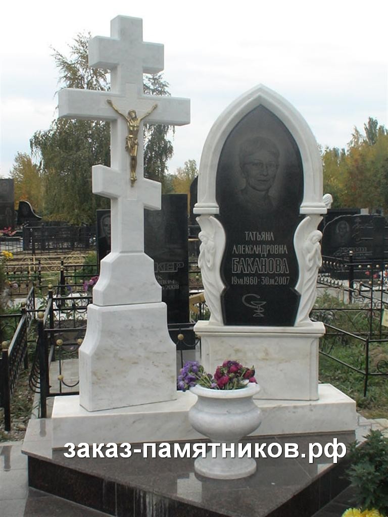 Памятник из мрамора с ангелочками и православным крестом фото