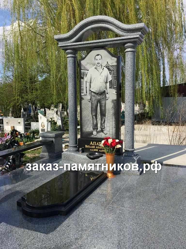 Мемориал мужчине из серого гранита с аркой и колоннами фото