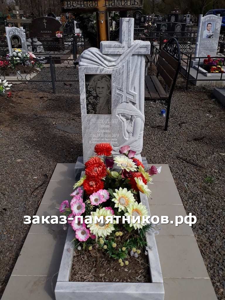 Серый мраморный памятник с плащаницей на кресте фото