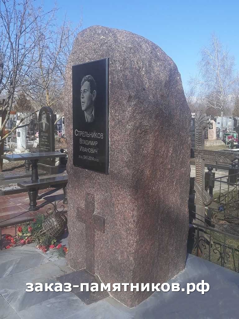 Памятник в форме скалы из Дымовского гранита фото