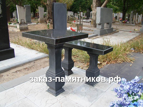 Черный стол с лавкой из гранита на фигурных ножках 47 фото